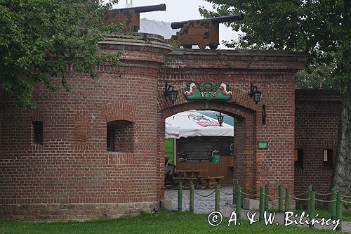 Reduta Bagienna - MORAST - twierdza Kołobrzeg tawerna w porcie jachtowym