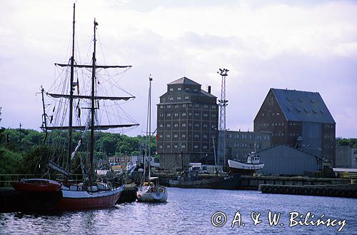 Kołobrzeg, port, spichlerze