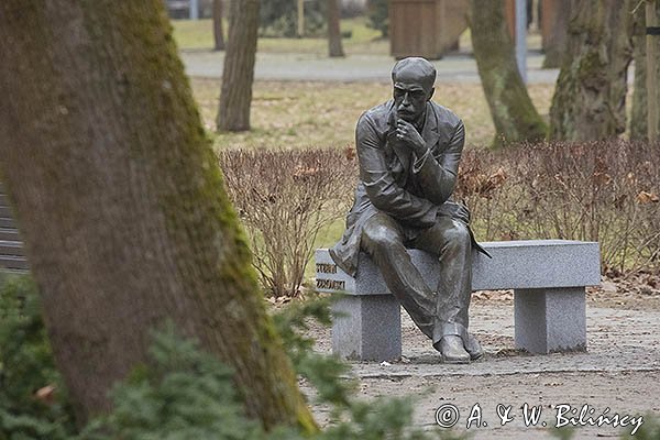 Konstancin Jeziorna, ławeczka Żeromskiego, park zdrojowy