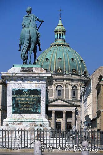 Kopenhaga Pomnik króla Fryderyka V, w tle Frederiks kirke