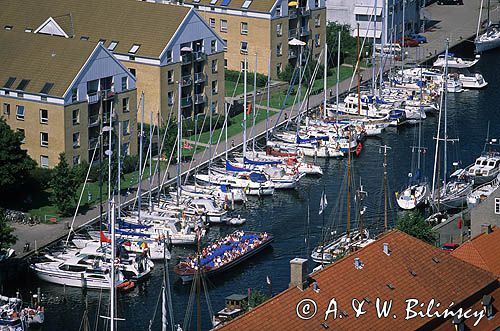 Dania, Kopenhaga, Christianshavn, port jachtowy i barka wycieczkowa