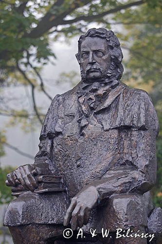 Tytus Działyński, założyciel biblioteki Kórnickiej, pomnik przed zamkiem w Kórniku
