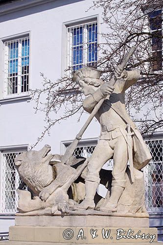 Kozienice, zespół pałacowo-parkowy, rzeźba przed wejściem do pałacu