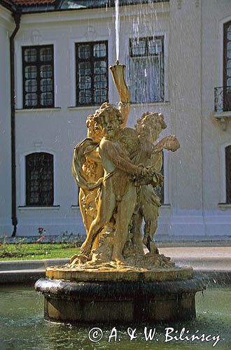 Kozłówka, pałac Zamoyskich, fontanna w parku