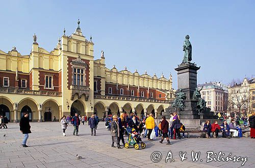 Cracow, Rynek krakowski, Sukiennice i pomnik Adama Mickiewicza