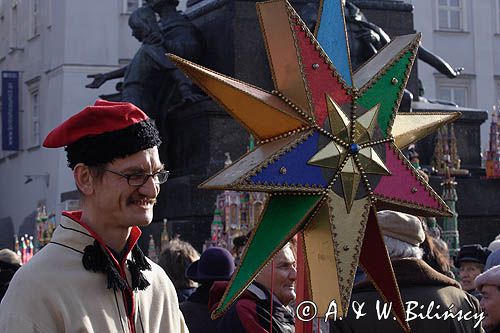 Wielka Gwiazda kolędnicza na Rynku pod pomnikiem Mickiewicza w pierwszy czwartek grudnia, Kraków Christmas Star, Cracow, Poland