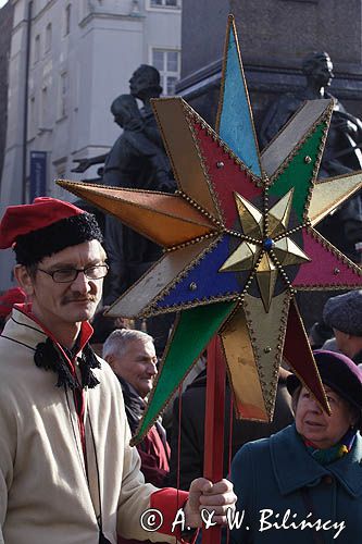 Wielka Gwiazda kolędnicza na Rynku pod pomnikiem Mickiewicza w pierwszy czwartek grudnia, Kraków Christmas Star, Cracow, Poland