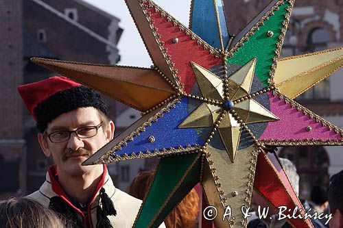 Wielka Gwiazda kolędnicza na Rynku pod pomnikiem Mickiewicza w pierwszy czwartek grudnia, Kraków Christmas Star, Cracow, Poland