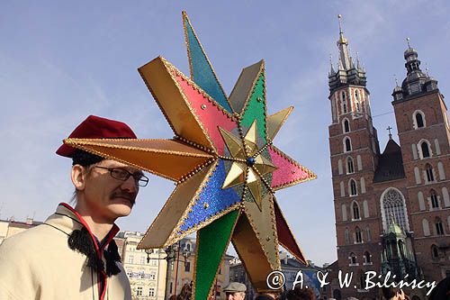 Wielka Gwiazda kolędnicza na Rynku pod pomnikiem Mickiewicza w pierwszy czwartek grudnia, Kraków Christmas Star, Cracow, Poland