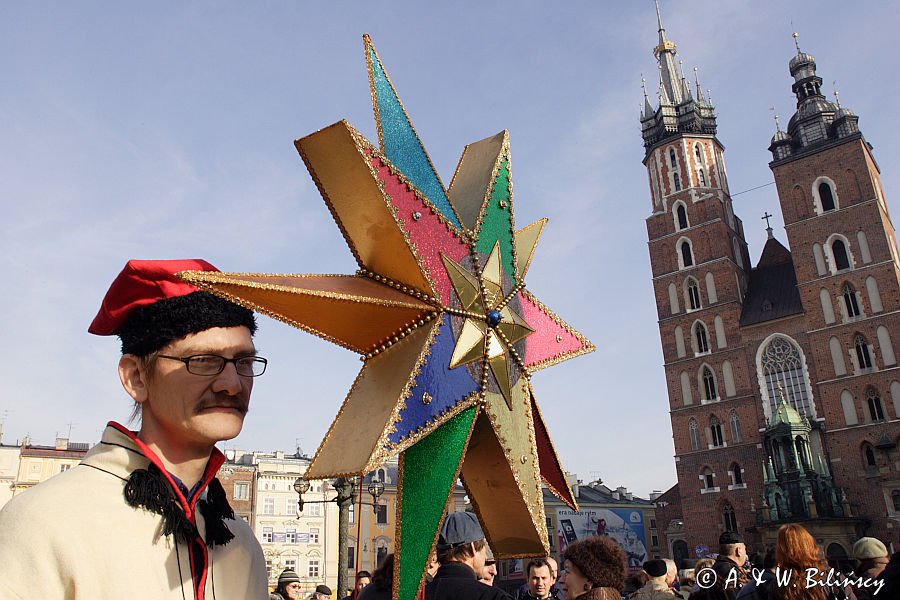 Wielka Gwiazda kolędnicza na Rynku pod pomnikiem Mickiewicza w pierwszy czwartek grudnia, Kraków Christmas Star, Cracow, Poland