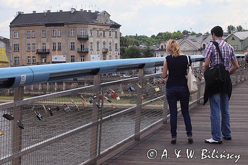rzeka Wisła w Krakowie na Krakowskim Kazimierzu, Kładka Ojca Bernatka, most miłości, kłódki zakochanych