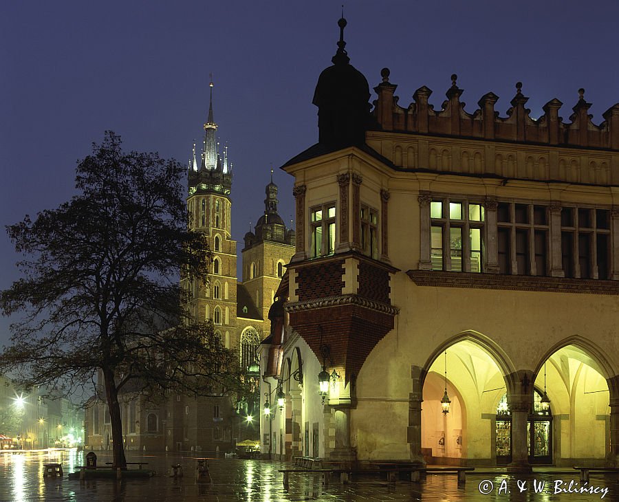 Cracow rynek Sukiennice i kościół Mariacki