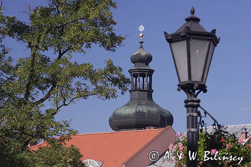 Krosno rynek, latarnia uliczna i Wieza przy Farze
