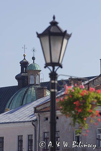 Krosno latarnia na rynku i kościół oo Franciszkanów
