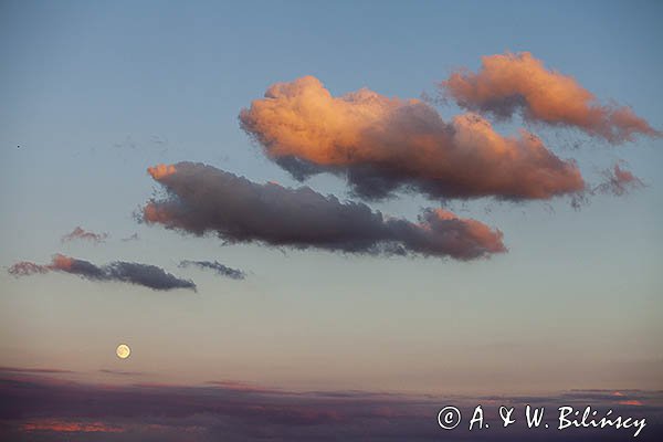 Księżyc i chmury  o zachodzie Słońca