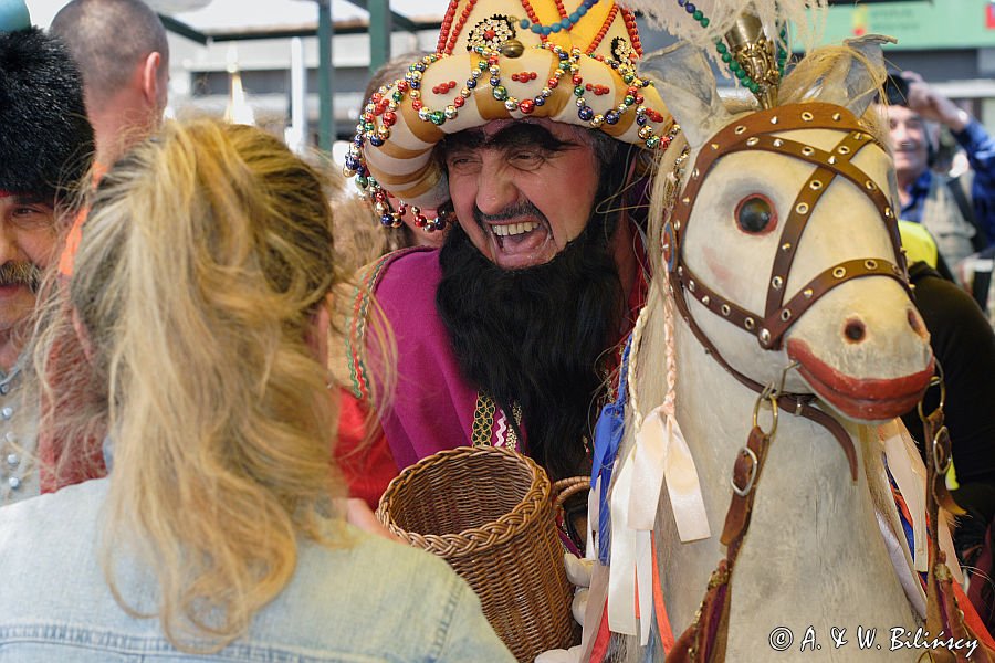 Cracow Lajkonik zbiera haracz od kupców na miejskim targowisku