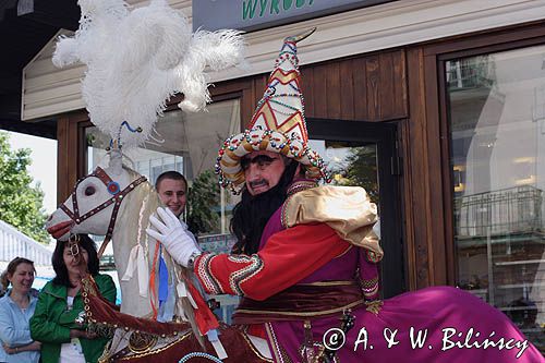 Cracow Lajkonik zbiera haracz od kupców na miejskim targowisku