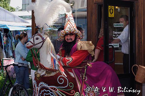 Cracow Lajkonik zbiera haracz od kupców na miejskim targowisku