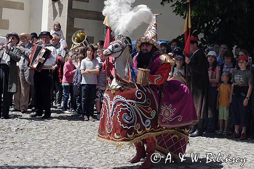 Cracow Lajkonik tańczy na dziedzińcu klasztoru ss Norbertanek