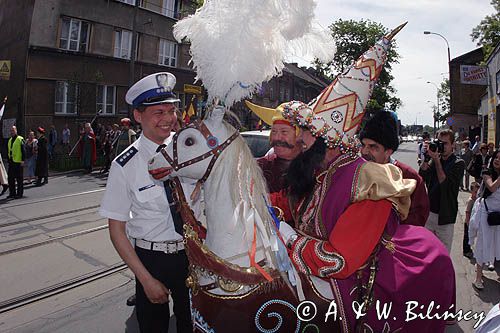 Cracow Lajkonik bierze haracz od policjanta