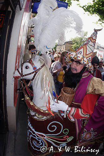 Cracow Lajkonik zbiera haracz od kupców wchodząc do sklepów