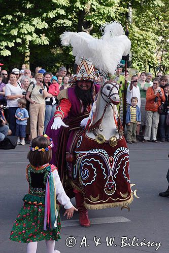 Cracow Lajkonik zaprasza do tańca dziewczynkę w stroju krakowskim