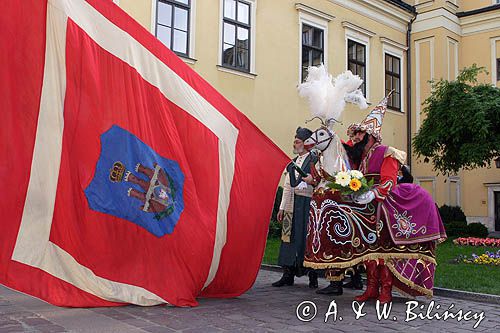 Cracow Lajkonik, pokłon z flagą przed pomnikiem Jana Pawła II na dziedzińcu pałacu biskupów