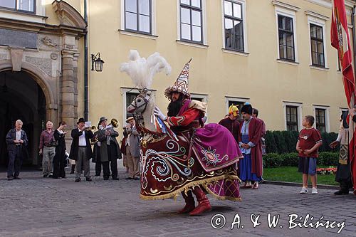 Cracow Lajkonik, taniec przed pomnikiem Jana Pawła II na dziedzińcu pałacu biskupów