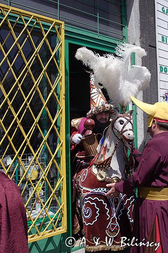 Cracow Lajkonik zbiera haracz od kupców na ulicach Krakowa