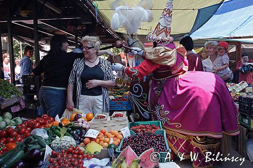 Cracow Lajkonik zbiera haracz od kupców na miejskim targowisku
