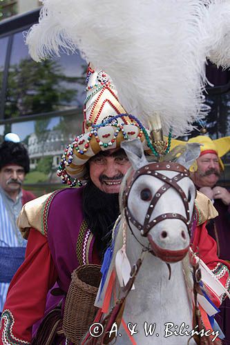 Cracow Lajkonik zbiera haracz od kupców na ulicach Krakowa