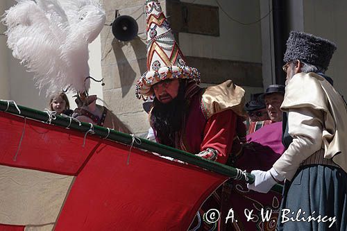 Cracow Lajkonik, taniec z flagą na dziedzińcu klasztoru sióstr Norbertanek