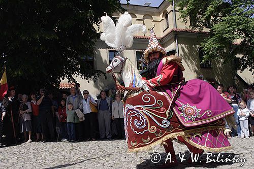 Cracow Lajkonik, taniec na dziedzińcu klasztoru sióstr Norbertanek