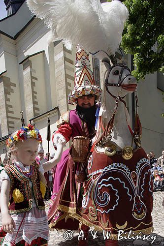 Cracow Lajkonik, taniec z dziewczynką na dziedzińcu klasztoru sióstr Norbertanek