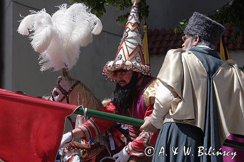 Cracow Lajkonik, taniec z flagą na dziedzińcu klasztoru sióstr Norbertanek