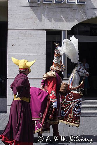 Cracow Lajkonik ze świtą wędruje po ulicach Krakowa