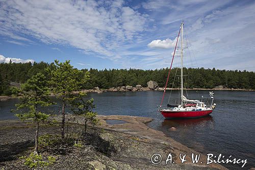 Na wybrzeżu szkierowym w Finlandii, Zatoka Fińska, wyspa Langon, jacht Safran, trismus 37