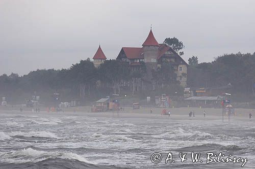 Łeba, mglisty poranek, Hotel Neptun