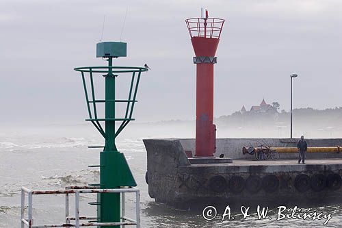 Łeba, mglisty poranek, Hotel Neptun i główka portu