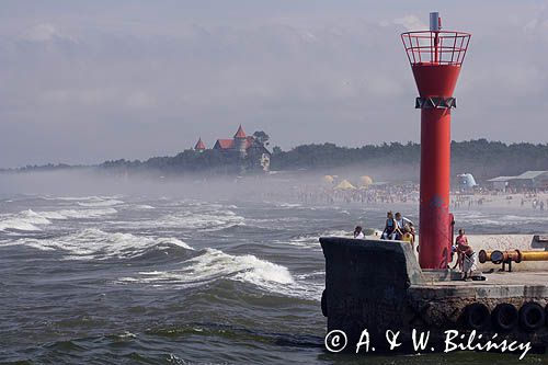 główka portu w Łebie i hotel Neptun