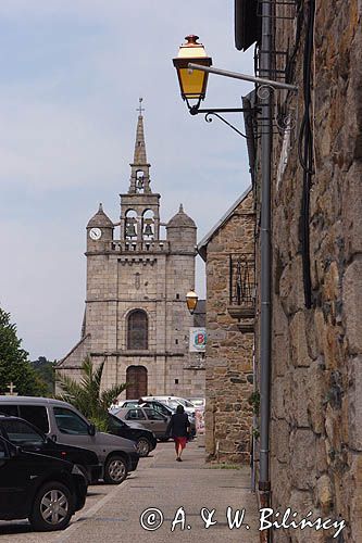 kościół i rynek w Lezardrieux, nad rzeką Trieux, Bretania, Francja