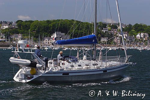 jacht typu Ovnie s/y Liberte w Lezardrieux, na rzece Trieux, Bretania, Francja