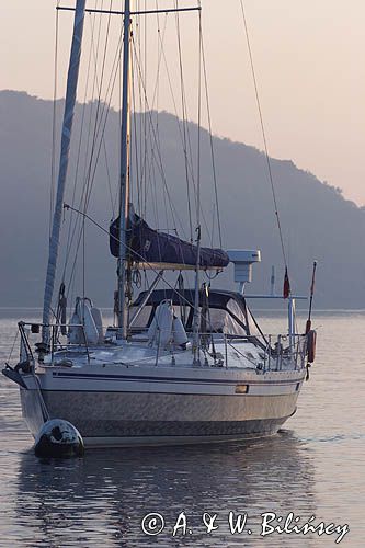 jacht typu Ovnie s/y Liberte na rzece Trieux, Bretania, Francja