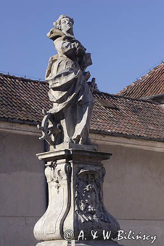 Lidzbark Warmiński, Na dziedzińcu przedzamcza w centralnym miejscu znajduje się barokowy pomnik św. Katarzyny z 1756 r., ufundowany przez biskupa Grabowskiego, zamek Biskupów Warmińskich