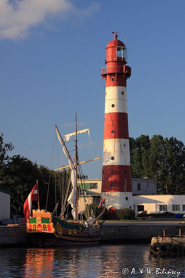 latarnia morska i statek wycieczkowy w porcie Liepaja, Łotwa lighthouse in Liepaja harbour, Latvia