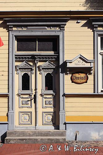 ozdobne drzwi w zabytkowym drewnianym domu, Liepaja, Łotwa wooden door, Liepaja, Latvia