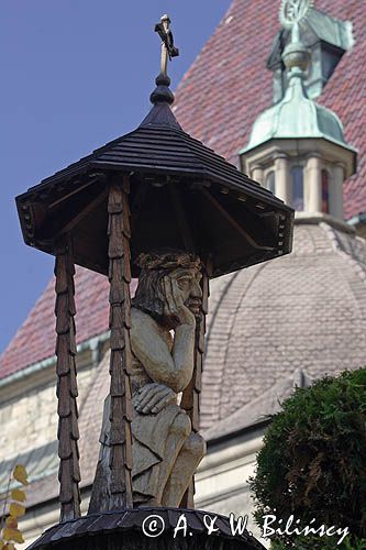 Limanowa, figura Chrystusa frasobliwego przy bazylice Matki Boskiej Bolesnej