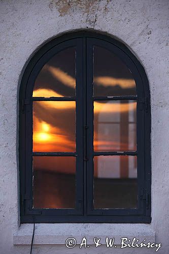 Logstor, zachód słońca w oknie muzeum, Limfjord, Jutlandia, Dania