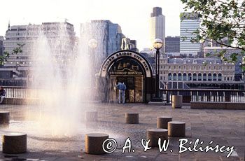 Londyn, London Bridge Pier, nabrzeże nad Tamizą, City