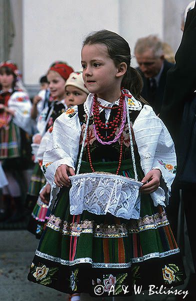 rezurekcja w Łowiczu, Niedziela Wielkanocna, sypanie kwiatków przez bielanki w czasie procesji